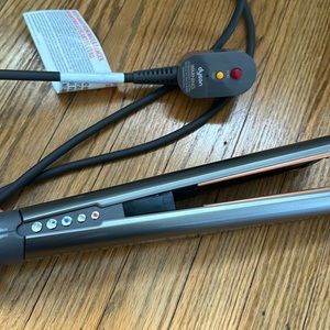 BRAND NEW! Dyson Air Straight